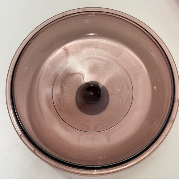 Vintage Vision Corning Pyrex 2.5 L cranberry pot with lid - Picture 9 of 11